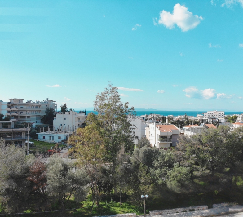 Elevated Perspective The residences overlook the surrounding district, revealing the natural slope that opens toward the sea.